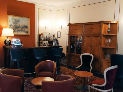 图尔贝斯特韦斯特中央酒店的一间酒吧,位于带桌椅的房间