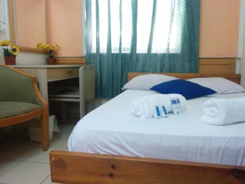 特拉维夫本耶胡达酒店的一间卧室配有一张带椅子的床和一张书桌