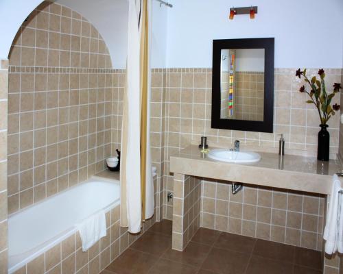 多列毛利诺斯迈阿密住宅式酒店的带浴缸、水槽和镜子的浴室