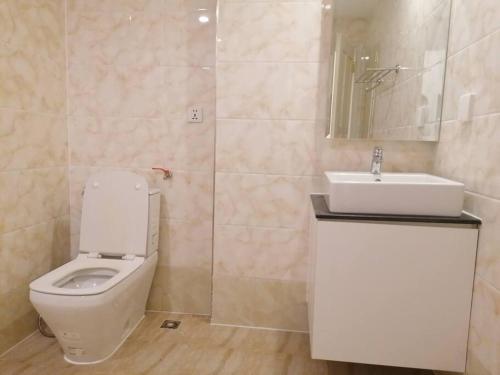 金边Self-check-in private studio apartment的浴室配有白色卫生间和盥洗盆。