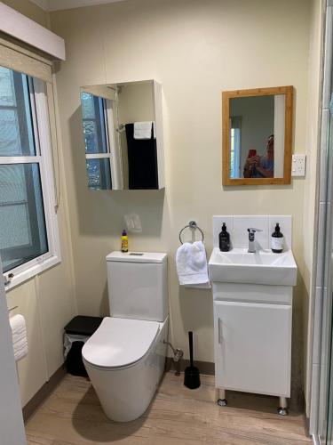 BoonahHideaway on Hume #3的浴室配有白色卫生间和盥洗盆。