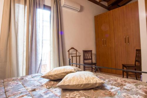 夸尔图-圣埃莱娜Colombohouse87的一间卧室配有一张带两个枕头的床