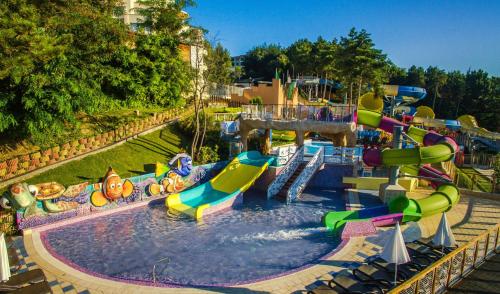 金沙AquaClub GRIFID Hotel Bolero - Ultra All Inclusive & Private Beach的一个带水滑梯的水上公园