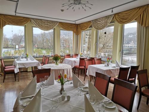 锡默拉特安姆西酒店的用餐室设有桌椅和窗户。