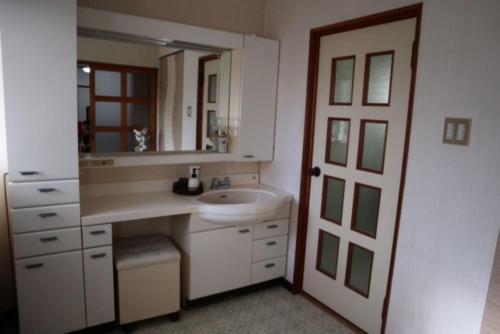 SanukiOyado Endo - Vacation STAY 12914v的白色的浴室设有水槽和镜子