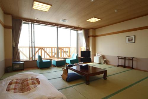 丰浦町Spa SHIOSAI的卧室配有一张床和一张桌子及椅子