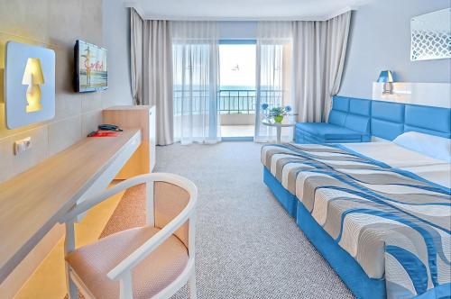 金沙GRIFID Arabella Hotel - Ultra All inclusive & Aquapark的儿童间 - 带一张床和一张沙发