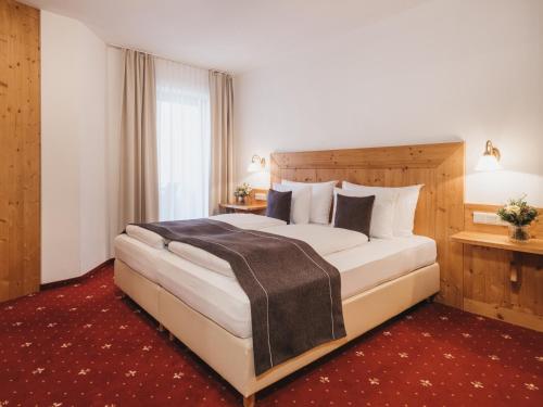 Hotel Vier Jahreszeiten by VAYA inkl Zell am See-Kaprun Sommerkarte客房内的一张或多张床位