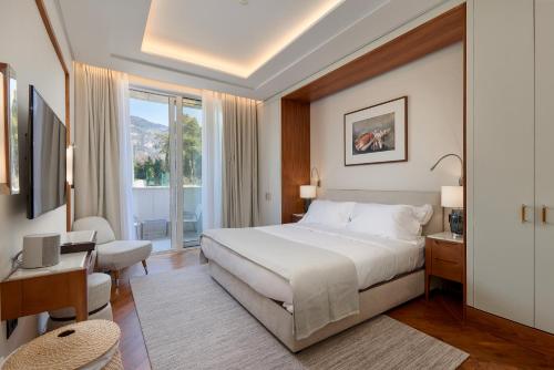 蒂瓦特Porto Montenegro Residences的酒店客房设有一张床和一个阳台。
