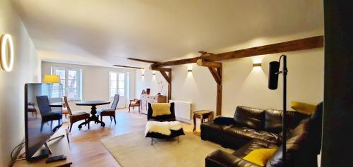 埃姆布能L'HIVERNET, grand Triplex neuf au cœur d'Embrun accès facile的客厅配有沙发和桌子