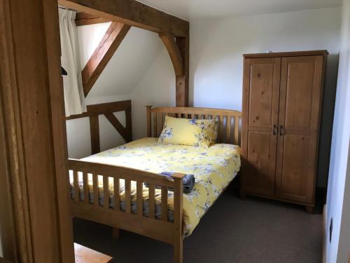 斯塔福德Cosy Cottage in the Countryside的一间带双层床和橱柜的小卧室