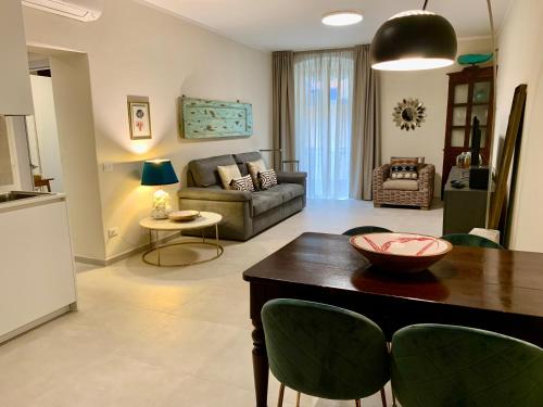 马纳罗拉L'EMPORIO ROOMS的客厅配有沙发和桌子