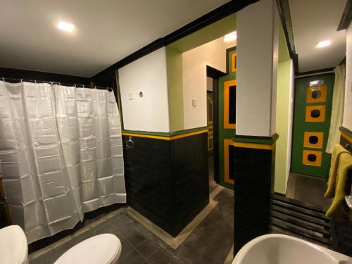 马特莱Clover Grange Home Stay的浴室设有2个卫生间和2个水槽