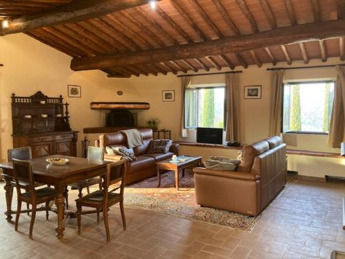 基安蒂盖奥勒Agriturismo Vinci的客厅配有沙发和桌子