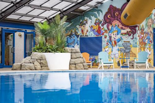 拉尔Marine Holiday Park的墙上挂有壁画的游泳池