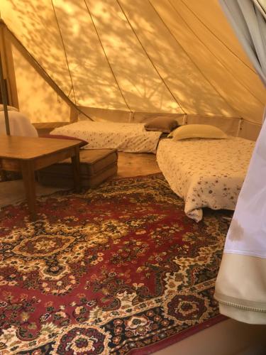 Langon高切里庄园酒店的帐篷内带两张床的房间