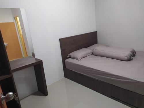 巴淡岛中心Rooms at Josapa Guest House的一间小卧室,配有一张床和一张桌子