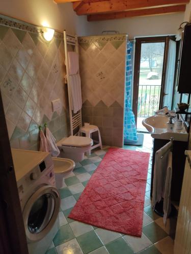 CadareseCasa Andrea的浴室配有卫生间、盥洗盆和洗衣机。