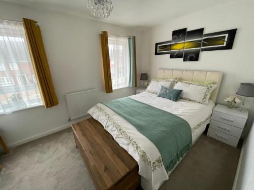 威灵堡Comet place的一间卧室设有一张大床和两个窗户。