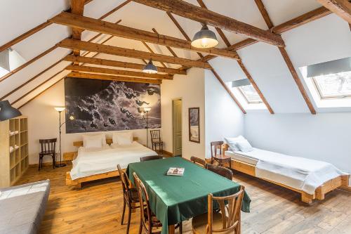 布达佩斯考勒维斯费加罗酒店的客房设有两张床和一张绿桌。