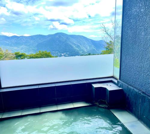 箱根gran terrace Le Lien Hakone的浴缸,享有山景