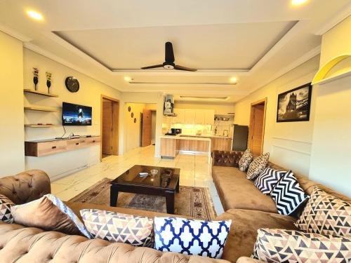 拉瓦尔品第Executive Apartments In Bahria Heights的客厅配有沙发和桌子