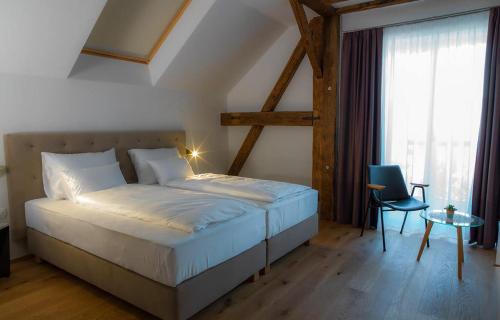 穆尔斯卡索博塔Hotel Belmur的卧室配有床、椅子和窗户。