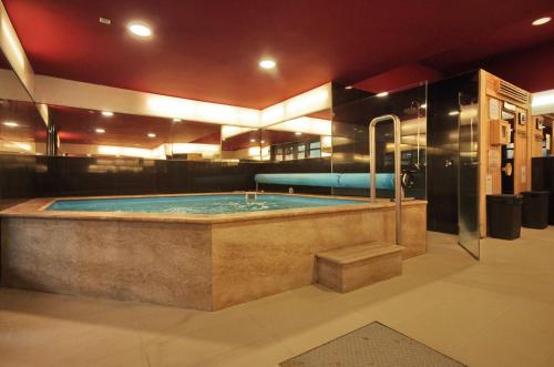 久洛科文酒店的大型客房设有按摩浴缸,