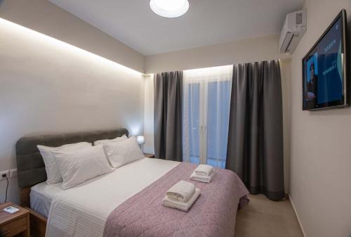 阿基欧斯尼古拉斯Luxury Apartment Marine View的一间卧室配有一张床,上面有两条毛巾