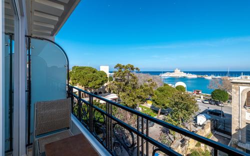 罗德镇赫耳墨斯酒店的享有海洋和游轮景致的阳台