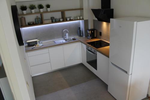 萨格勒布Arena Zagreb Premium Apartment的小厨房配有白色橱柜和水槽