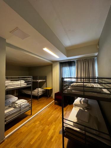 赫尔辛基Arkadia Hotel & Hostel的客房设有三张双层床和一扇窗户。