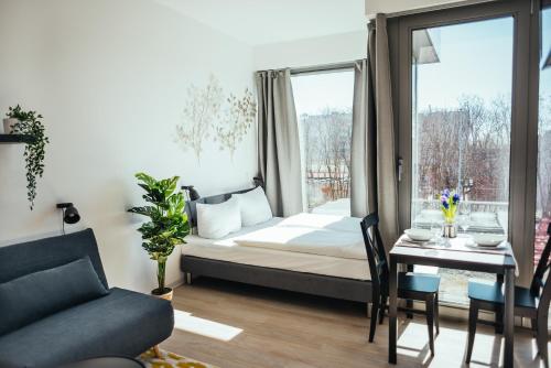 柏林The Rix Studios & Suites near SBahn Neukölln的一间卧室配有一张床、一张桌子和一个窗户。