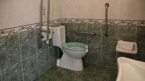 波尔托马林PENSIÓN EL CAMINANTE的浴室配有卫生间、盥洗盆和浴缸。
