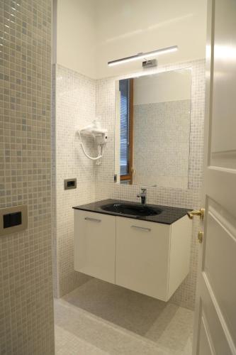 罗马Gemelli Hotel的白色的浴室设有水槽和镜子