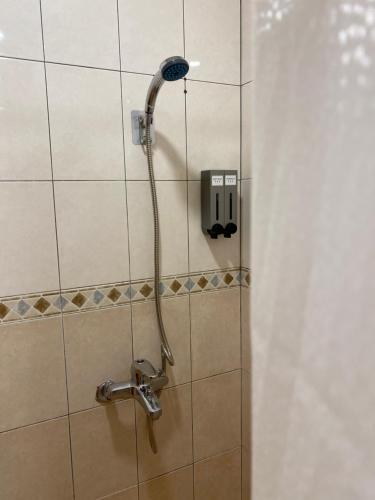 高雄暮川旅宿 走路可達小港機場附兩個停車位的浴室内配有淋浴和头顶淋浴