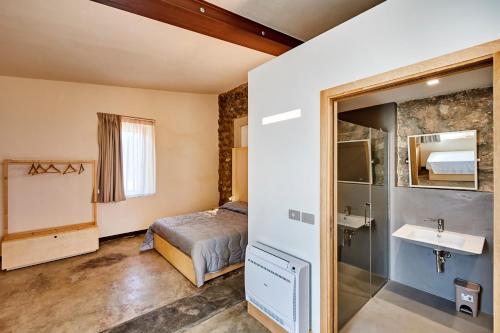 阿尔盖罗Rifugio di Mare的酒店客房设有床和水槽