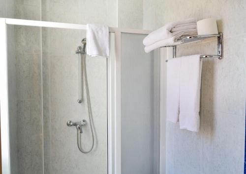 拉瓦涅萨Alda Vía de la Plata Rooms的带淋浴和白色毛巾的浴室