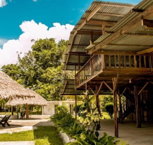 莱蒂西亚Hotel Karupa Amazonas的木制建筑,设有甲板和庭院