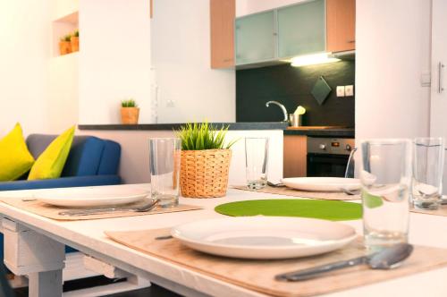 里斯本卡尔尼德度假屋的厨房配有带盘子和玻璃杯的桌子