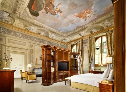 佛罗伦萨Palazzo Portinari Salviati Residenza D'Epoca的一间卧室配有一张床,天花板上画着一幅画
