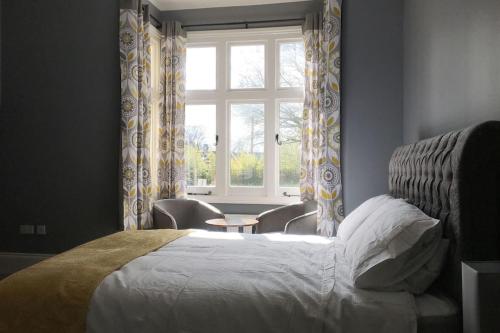北沃尔舍姆Stylish 2 Bed Apart In The Heart of North Norfolk的一间卧室设有一张床和一个窗口
