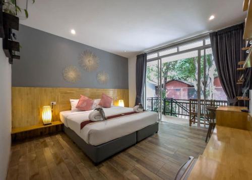 波普托Pico Samui的一间卧室设有一张床和一个大窗户