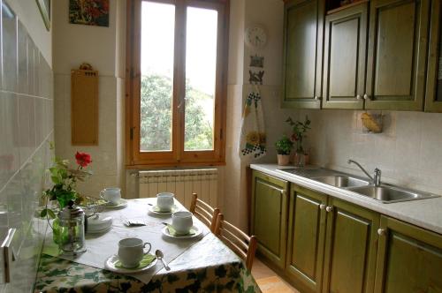 巴尼奥阿里波利Casa Martellina - Holiday Home的厨房配有桌子和水槽