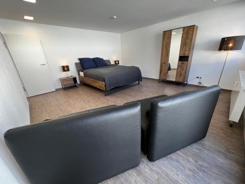 乌尔姆SPA-Apartment mit Sauna in Ulm-Böfingen的一间卧室配有一张床和镜子