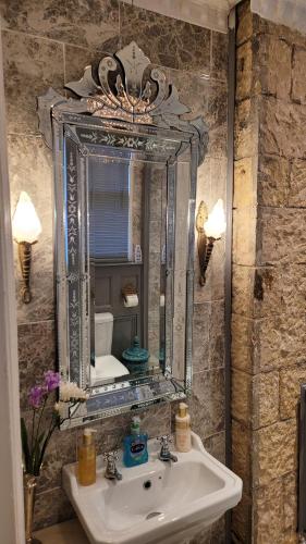 曼斯菲尔德Ravenscroft B&B的一间带水槽和镜子的浴室
