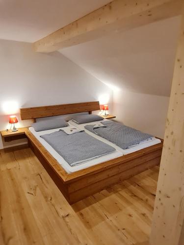 雷滕贝格Allgäuer Heimat的一张大床,位于带两盏灯的房间