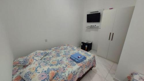 古里里Suítes Privativas em Guriri的一间卧室配有一张带枕头的床