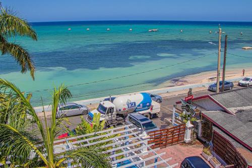 蒙特哥贝The Buccaneer的海滩上设有停车场,位于海边