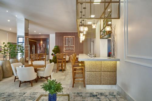南圣本图Lefel Hotel的厨房以及带桌椅的用餐室。